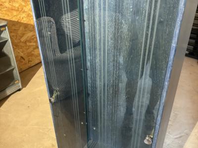 2 wunderschöne Vitrinen mit einer besonderen Form