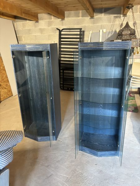 2 wunderschöne Vitrinen mit einer besonderen Form