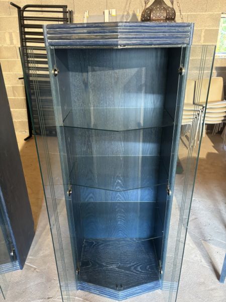 2 wunderschöne Vitrinen mit einer besonderen Form