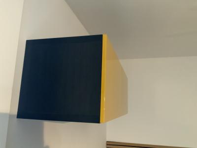 2 x Gelbe  Wandregale  mit Türen zu verkaufen