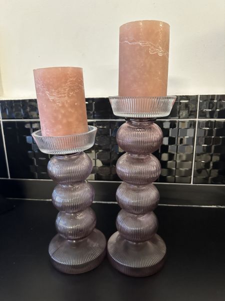 2 x Kerzenständer aus Glas - Rosa - Höhe: 35 und 29 cm - Keine Mängel inkl. Kerzen