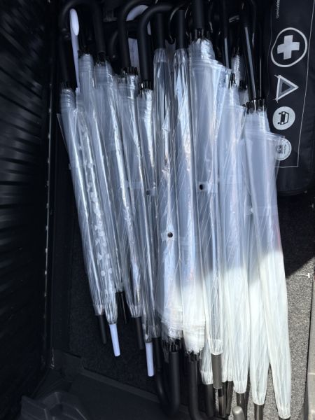 22 Regenschirme - Hochzeit im Regen