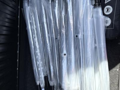 22 Regenschirme - Hochzeit im Regen