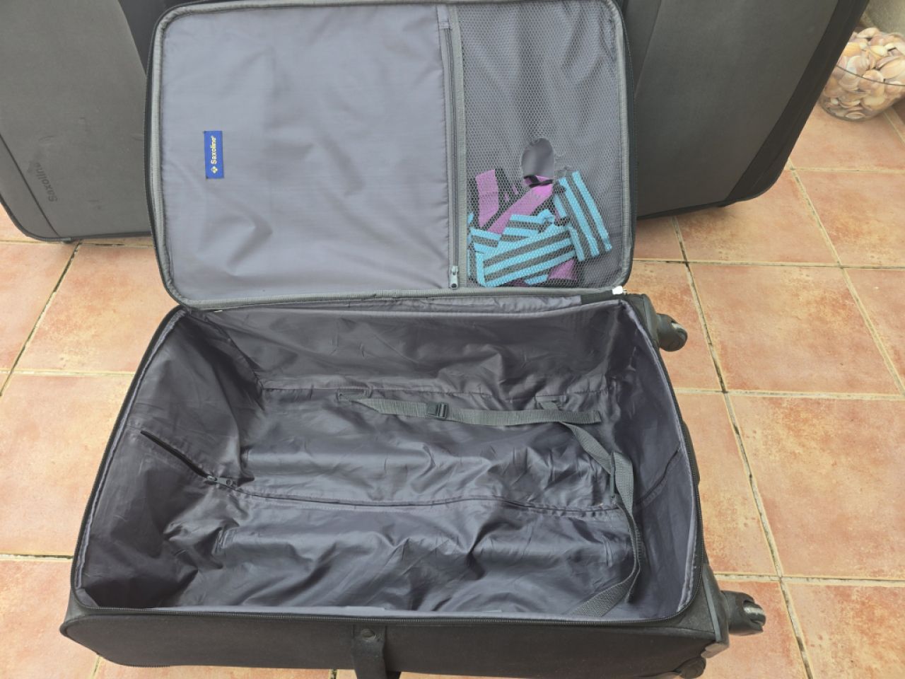3 large suitcases, dimensions: 77 x 45 x 25 cm (expandable) on 4 wheels with plenty of space