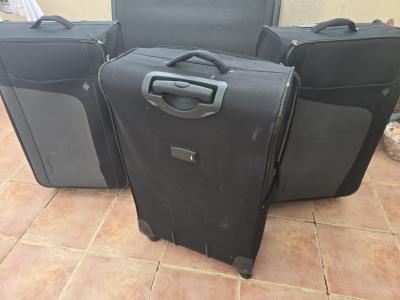 3 large suitcases, dimensions: 77 x 45 x 25 cm (expandable) on 4 wheels with plenty of space