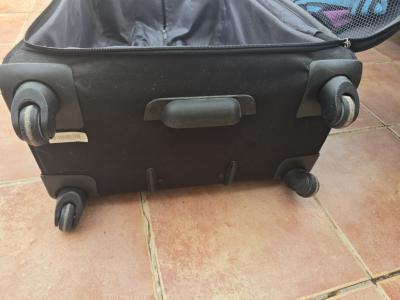 3 large suitcases, dimensions: 77 x 45 x 25 cm (expandable) on 4 wheels with plenty of space