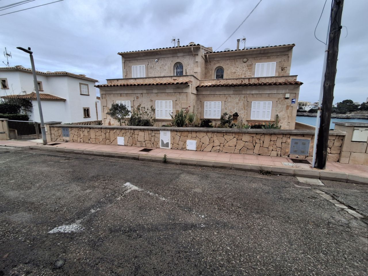 3 stöckiges Chalet mit Heizung, Pool an der Bucht von Cala Marsal -- CH 40 a