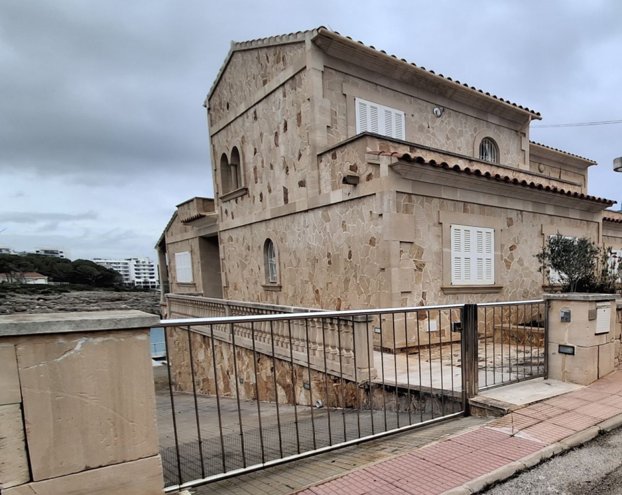 3 stöckiges Chalet mit Heizung, Pool an der Bucht von Cala Marsal -- CH 40 a