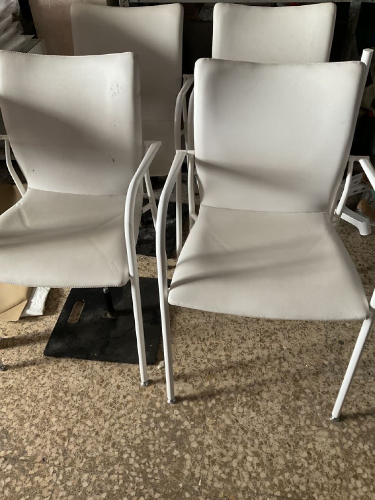 4 gebauchte sehr stabile Lederstühle weiß
