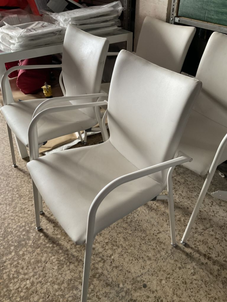 4 gebauchte sehr stabile Lederstühle weiß