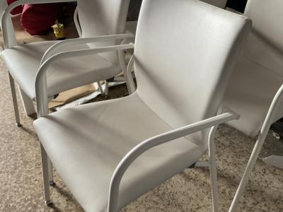 4 gebauchte sehr stabile Lederstühle weiß