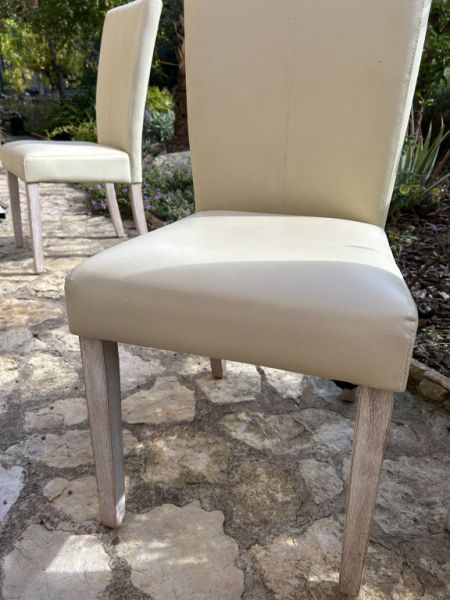 4 sillas de cuero blancas