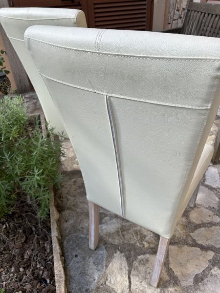 4 sillas de cuero blancas