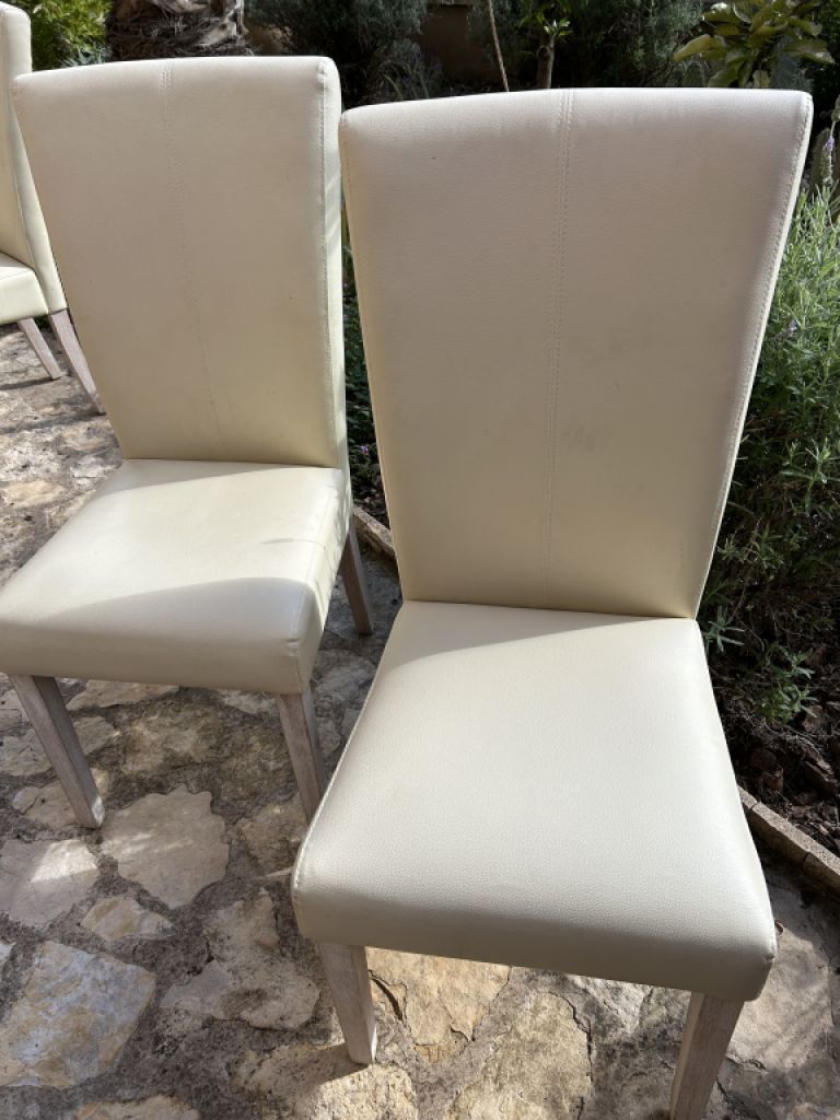 4 sillas de cuero blancas