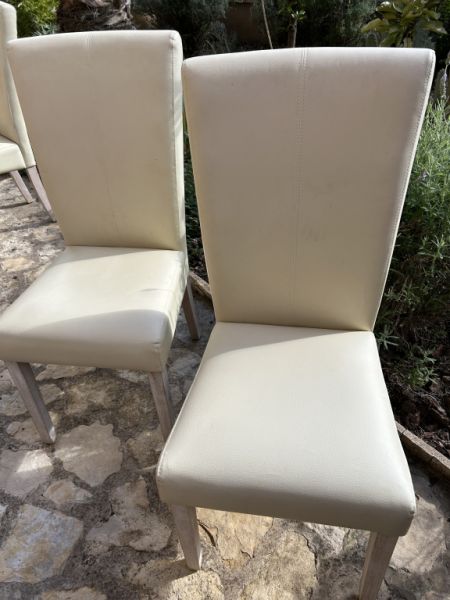 4 sillas de cuero blancas