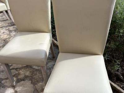 4 sillas de cuero blancas