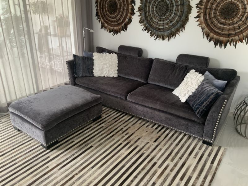 4‑Sitzer Sofa und Hocker