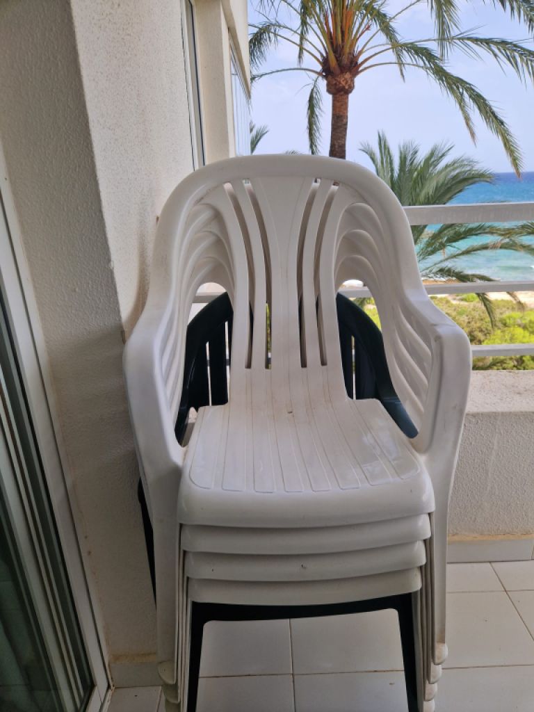 4 chairs plastic