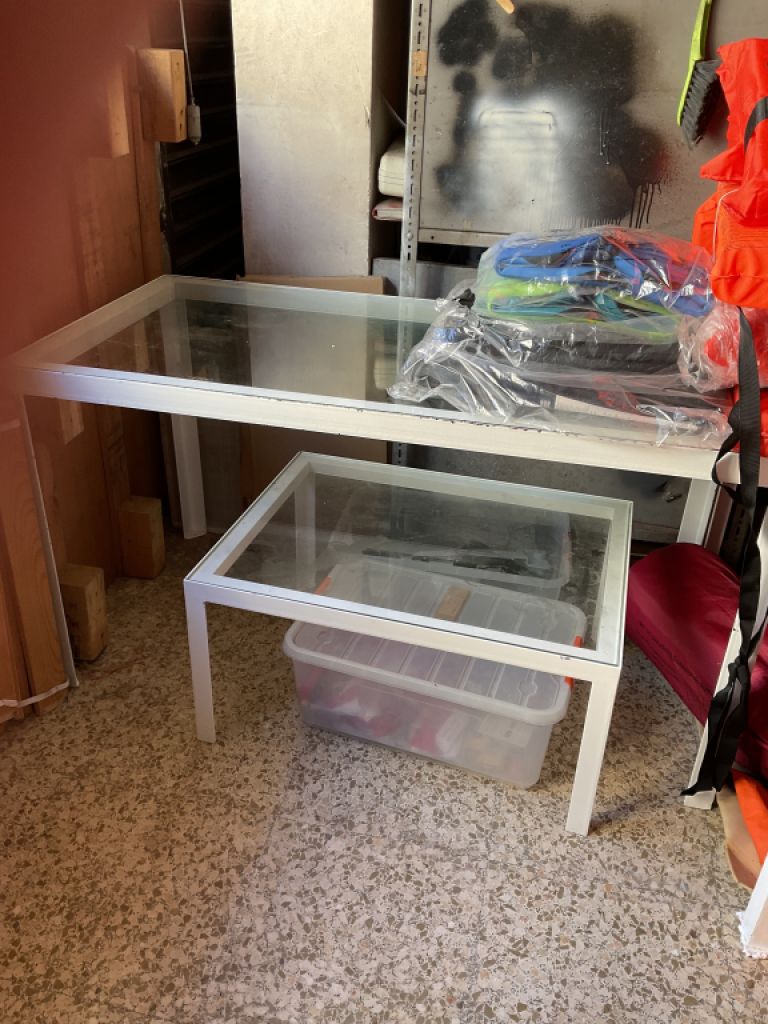 4 verschiedene Glastische mit Metallgestell weiß