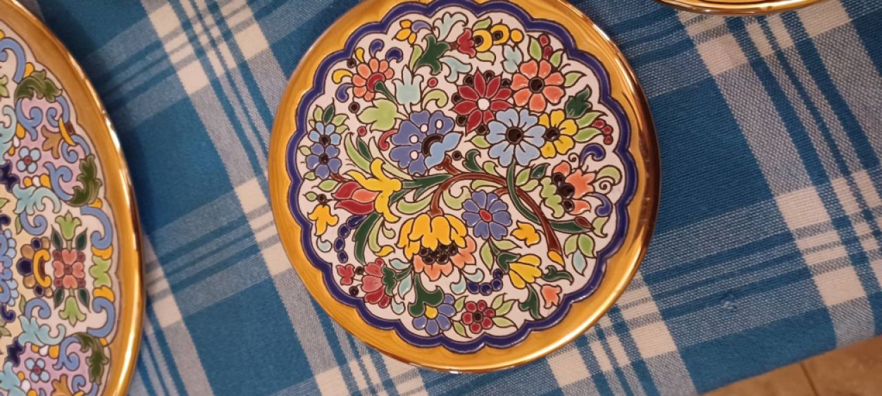 6 Dekorations-Teller mit Gold.