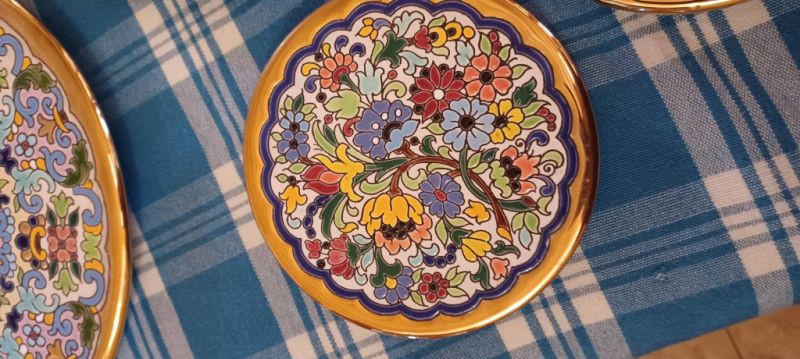 6 Dekorations-Teller mit Gold.