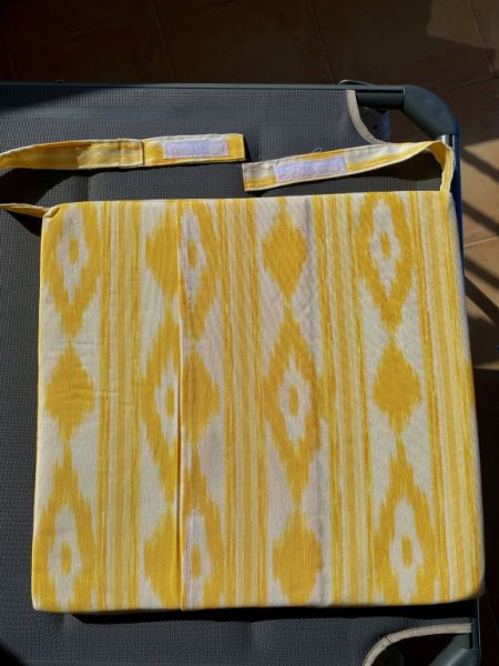 8 neue, gelb/weiße handgenähte Sitzkissen mit Klettverschluss usw.