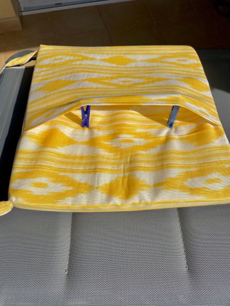 8 neue, gelb/weiße handgenähte Sitzkissen mit Klettverschluss usw.