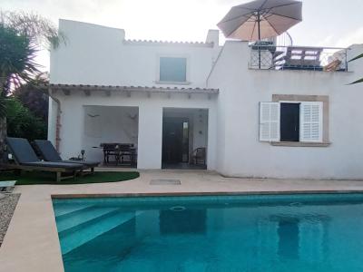 A PARTIR DEL 27 DE JUNIO; Chalet con jardín, piscina y calefacción por suelo radiante en Cala Llombards -- CH 87