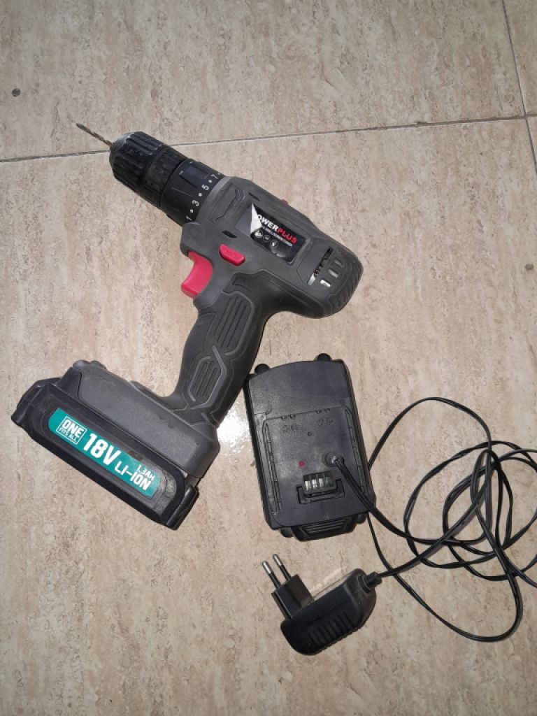 Atornillador/taladro inalámbrico con cable de carga y batería de repuesto