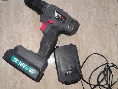 Atornillador/taladro inalámbrico con cable de carga y batería de repuesto