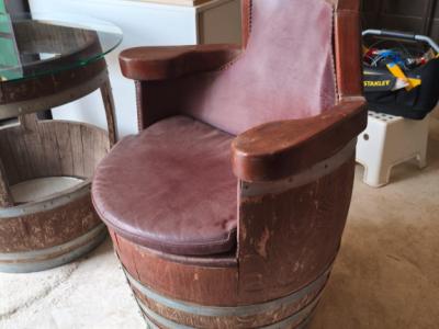 Alte Fässer umgebaut in eine schone Sitzgelegenheit