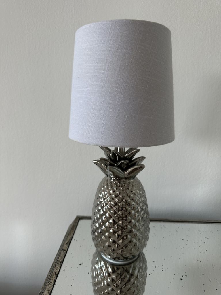 Pineapple-shaped table lamp with lampshade - 35 cm high - like new!