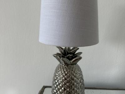 Ananasförmige Tischlampe mit Lampenschirm – 35 cm hoch - wie neu!