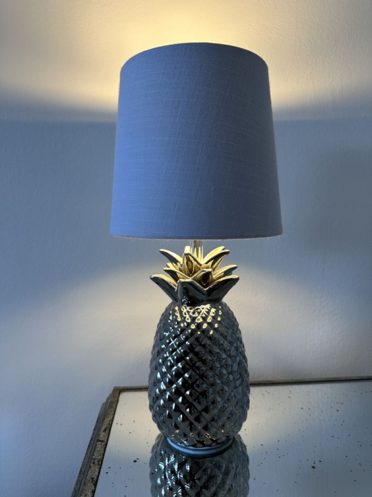 Pineapple-shaped table lamp with lampshade - 35 cm high - like new!
