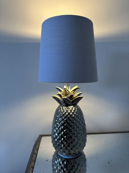 Pineapple-shaped table lamp with lampshade - 35 cm high - like new!