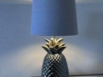 Pineapple-shaped table lamp with lampshade - 35 cm high - like new!