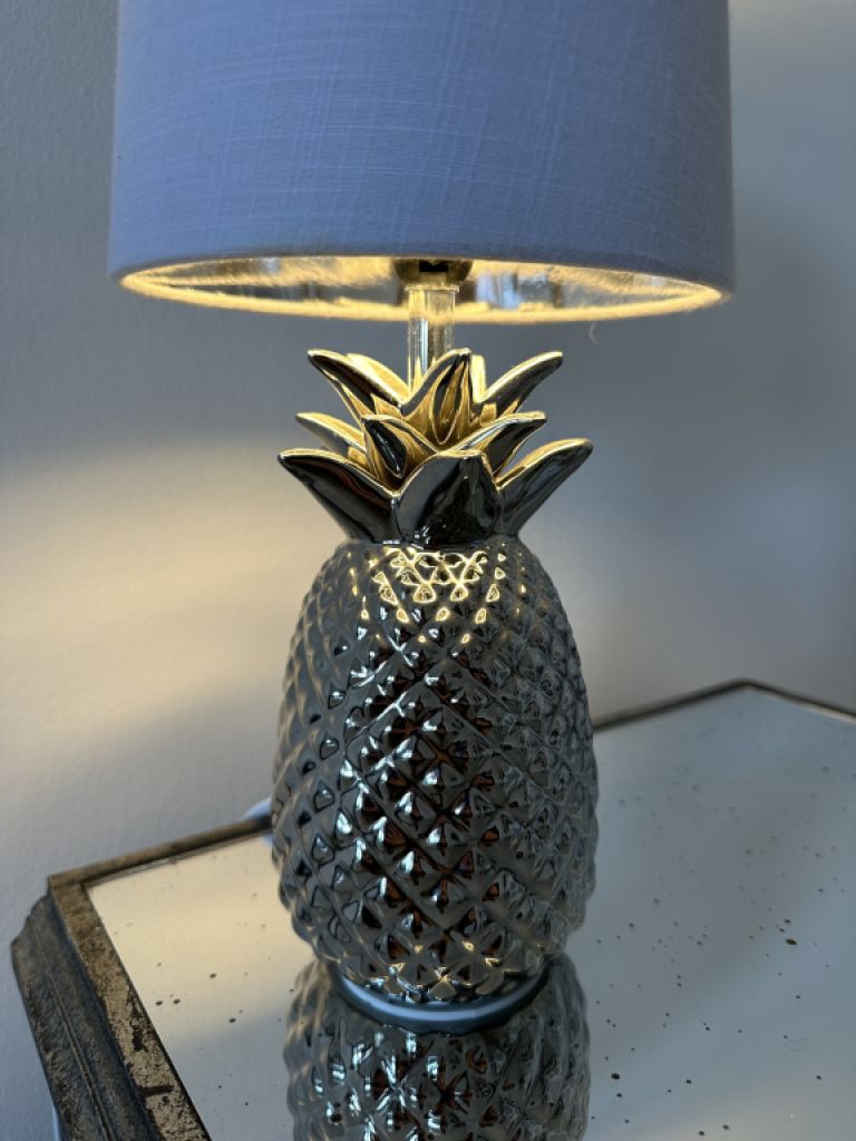 Pineapple-shaped table lamp with lampshade - 35 cm high - like new!