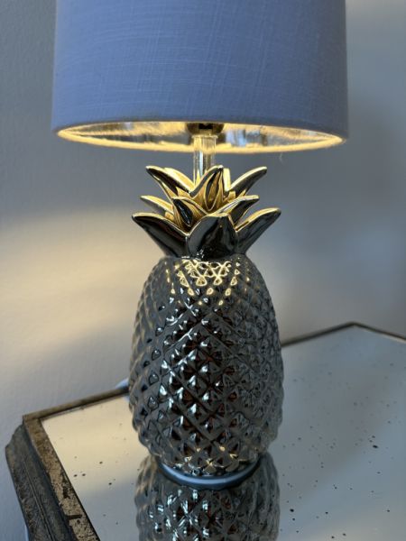 Pineapple-shaped table lamp with lampshade - 35 cm high - like new!