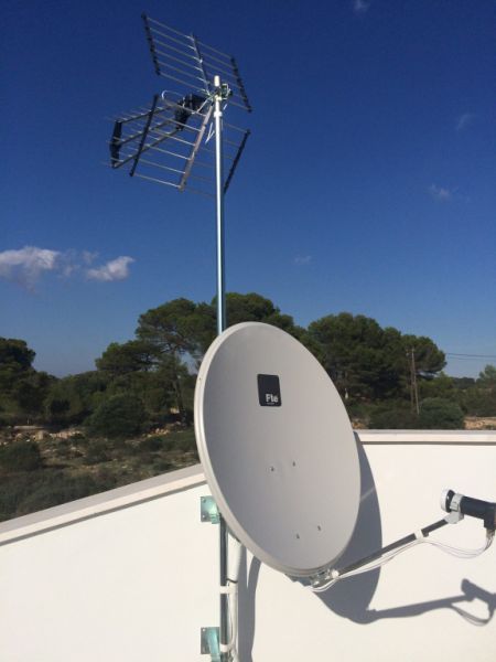 Antenneninstallateur für deutsche Sender, Satellitenschüssel