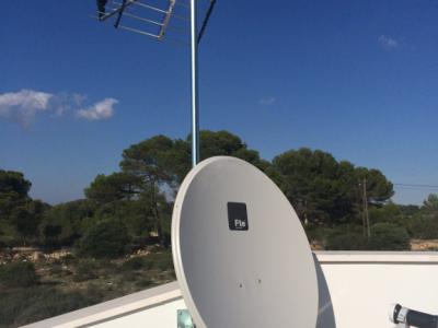 Antenneninstallateur für deutsche Sender, Satellitenschüssel