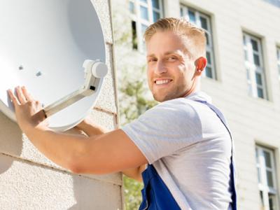 Antenneninstallateur für deutsche Sender, Satellitenschüssel