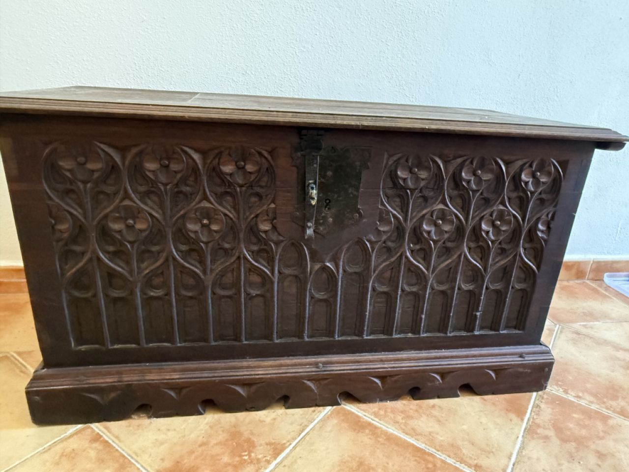 Antike Spanische Truhe ca.1900 mit Handschnitzarbeiten