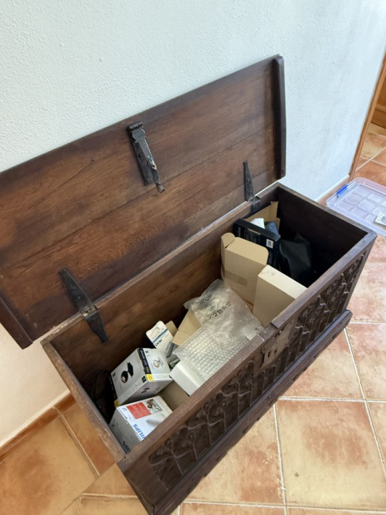 Antike Spanische Truhe ca.1900 mit Handschnitzarbeiten