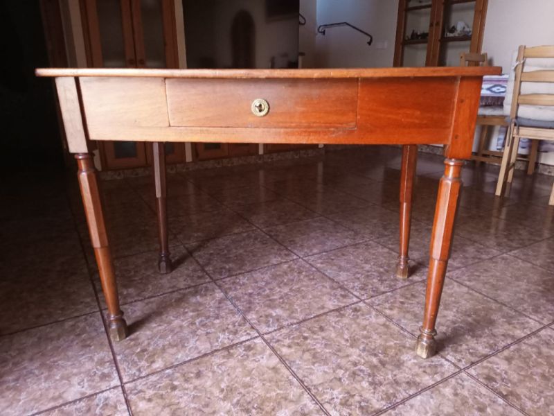 Antiker Beistelltisch