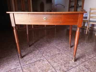 Antiker Beistelltisch