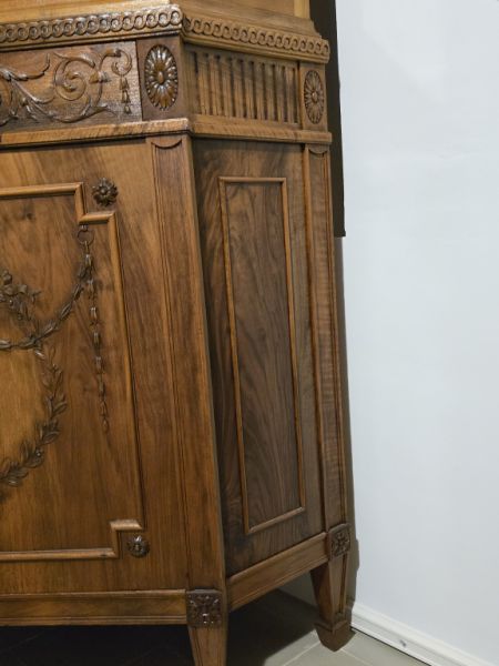 antiker Eckschrank in Nußbaum, Louis Seize