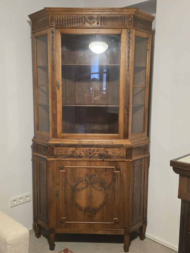 antiker Eckschrank in Nußbaum, Louis Seize