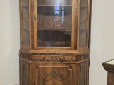 antiker Eckschrank in Nußbaum, Louis Seize