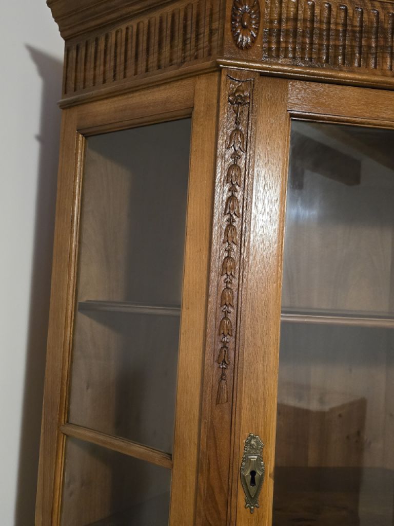 antiker Eckschrank in Nußbaum, Louis Seize
