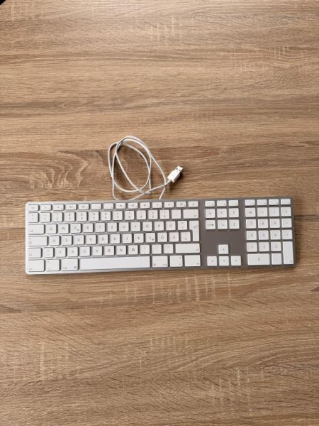 Apple USB-Tastatur mit Nummernblock - (deutsches QWERTZ-Layout)